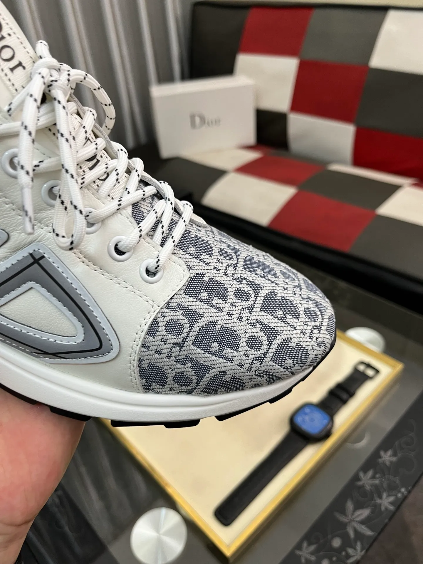 Men's clothing and shoes 💰458⌚️⌚️ Dior's casual and sporty style is combined with the elements of dad bag-soled shoes. It has successfully broken through the dad shoe style that has been on the streets in recent years and has become a beautiful landscape in luxury goods. The fabric is high mercerized with breathable mesh. The mesh on both sides of the shoe is made of three layers of composite technology. The bottom process uses package molding fabrics: imported high mercerized 🐂 cowhide stitching with original customized D-shaped mesh code number: 38-445️⃣Colors available